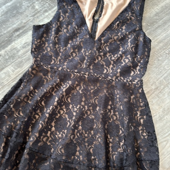 BCBG LACE - Picture 10 of 10